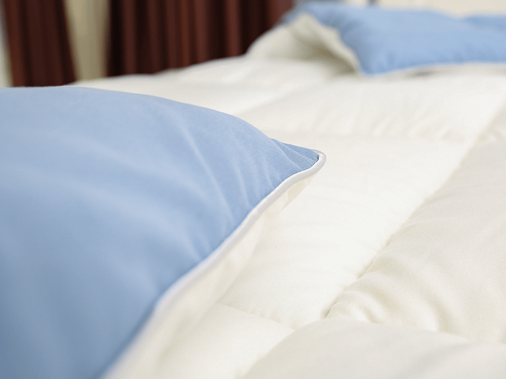 Dvojfarebná polyesterová prikrývka